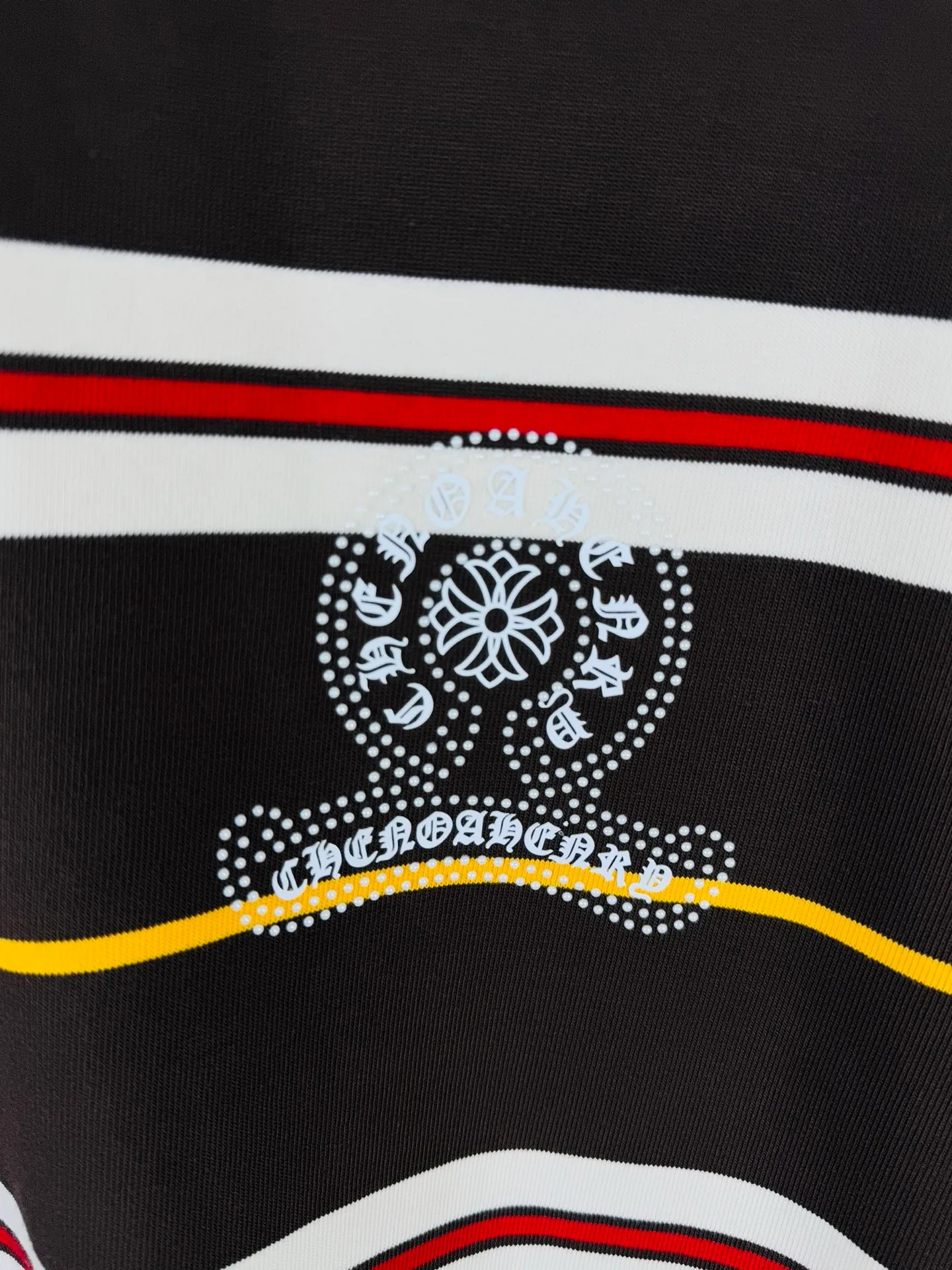 P260 top version, real shot without P, ​​different from market currency) 𝗖𝗵𝗿𝗼𝗺𝗲 𝗛𝗲𝗮𝗿𝘁𝘀/Cro Heart 2025 Autumn and Winter Horseshoe Cross Stripe Couple Casual Long Sleeve 👑The highest version! Customized fabric 320g fabric! Horseshoe cross sticker, a best-selling model in the counter, very comfortable to wear. Accessories: original molded and authenticated collar label➕100% silk wash label. Genuine purchase-grade original hangtag➕matching hanging rope➕3D hanging beads➕original packaging bag. Craftsmanship: The original version has consistent wiring! The highest version of the armhole matching technique! Color: Brown Green Size: S M L XL Style No.: 5193